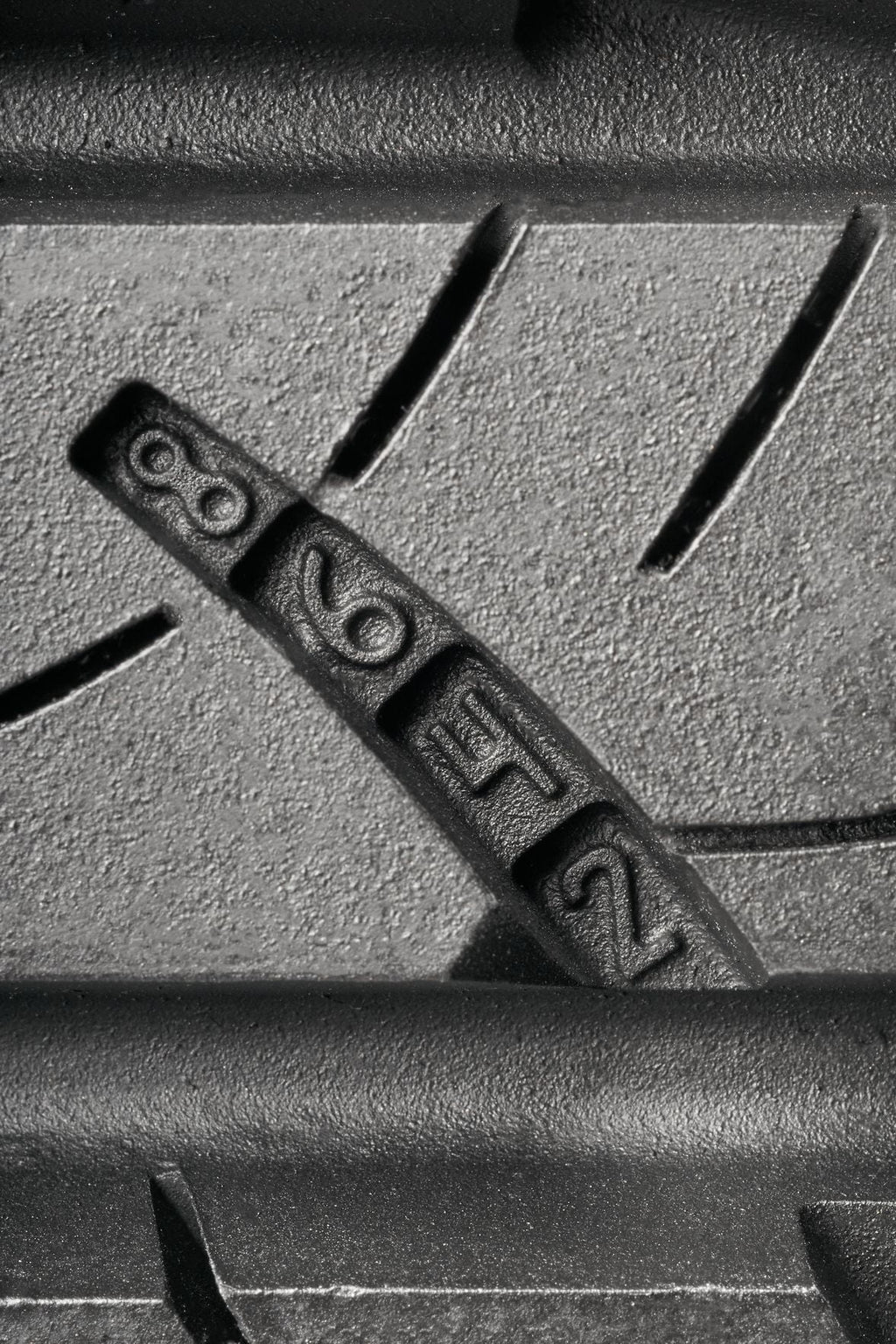 225/65R17 102H All-Season Tire P902270
