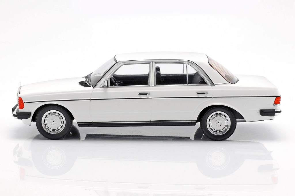 White 1:18 Mercedes-Benz 230E Q5578