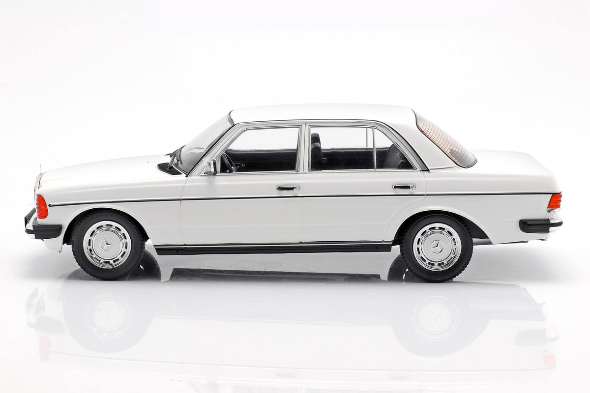 White 1:18 Mercedes-Benz 230E Q5578